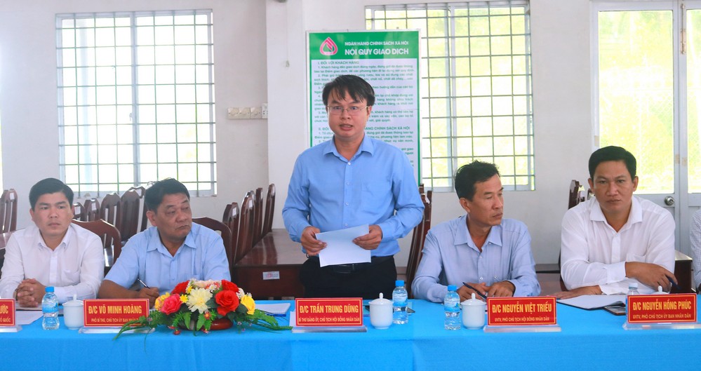 Đồng chí Trần Trung Dũng- Bí thư Đảng ủy, Chủ tịch HĐND, Trưởng Ban Chỉ đạo bầu cử xã Trung Ngãi thông tin tiến độ thực hiện công tác bầu cử của xã.