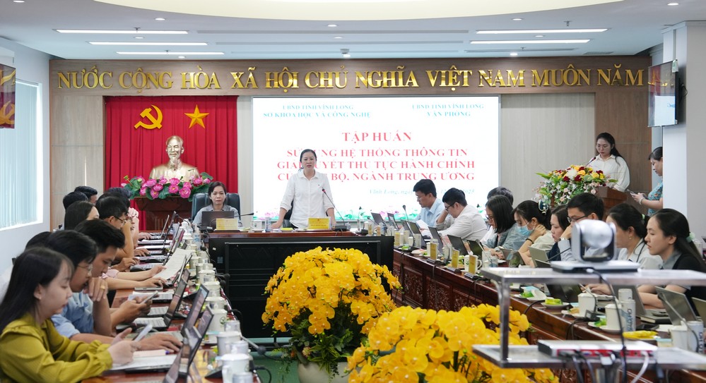 Giám đốc Sở KH-CN Đoàn Hồng Hạnh phát biểu tại buổi tập huấn.