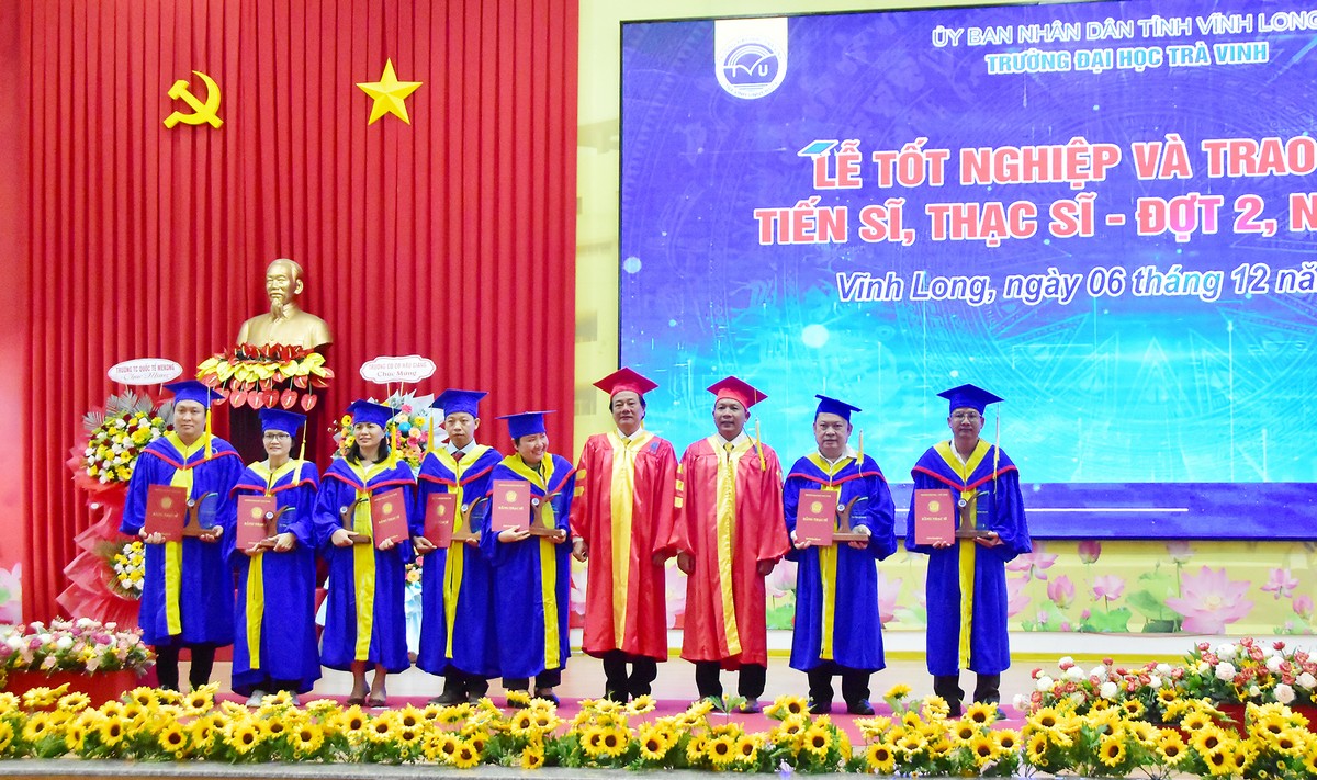 Ban Giám hiệu Trường ĐH Trà Vinh trao bằng tốt nghiệp cho các tân thạc sĩ.