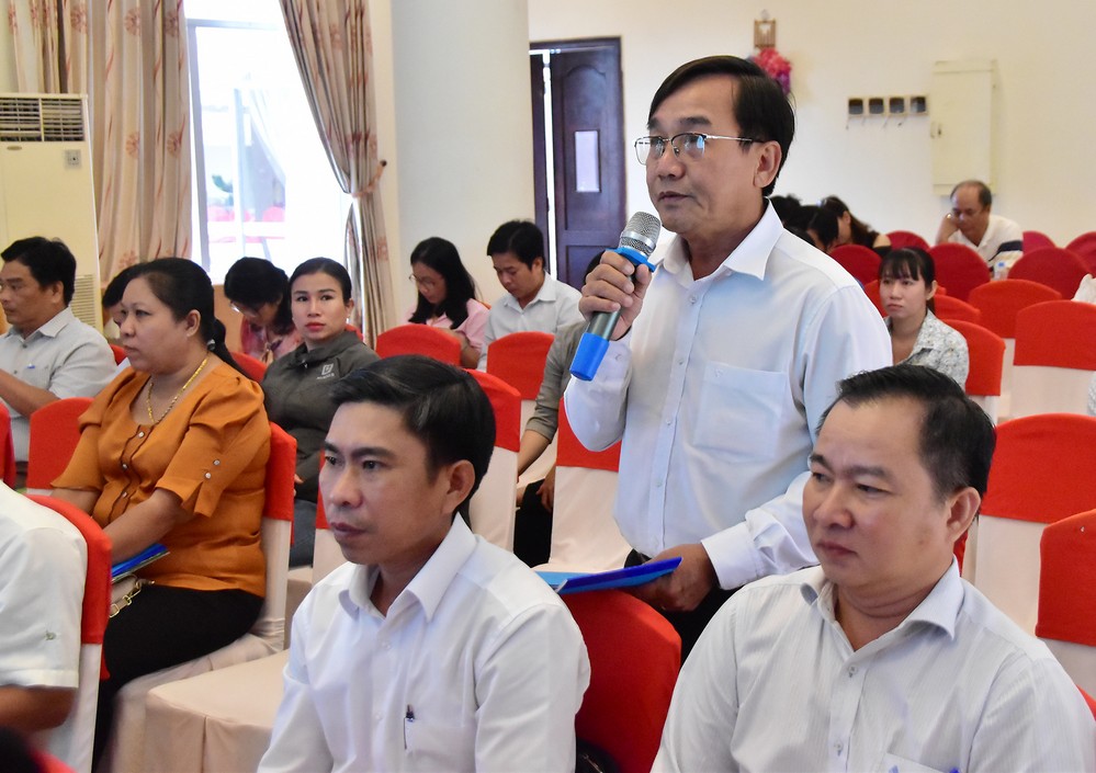 Ông Huỳnh Văn Tài- Công ty CP Trà Bắc (phường Long Đức)- đề xuất giải pháp từ khâu thu mua đến chế biến cho chuỗi giá trị ngành hàng dừa.