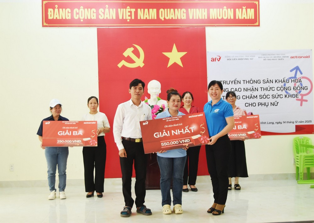 Ban Tổ chức trao giải cho các đội có tiểu phẩm xuất sắc.