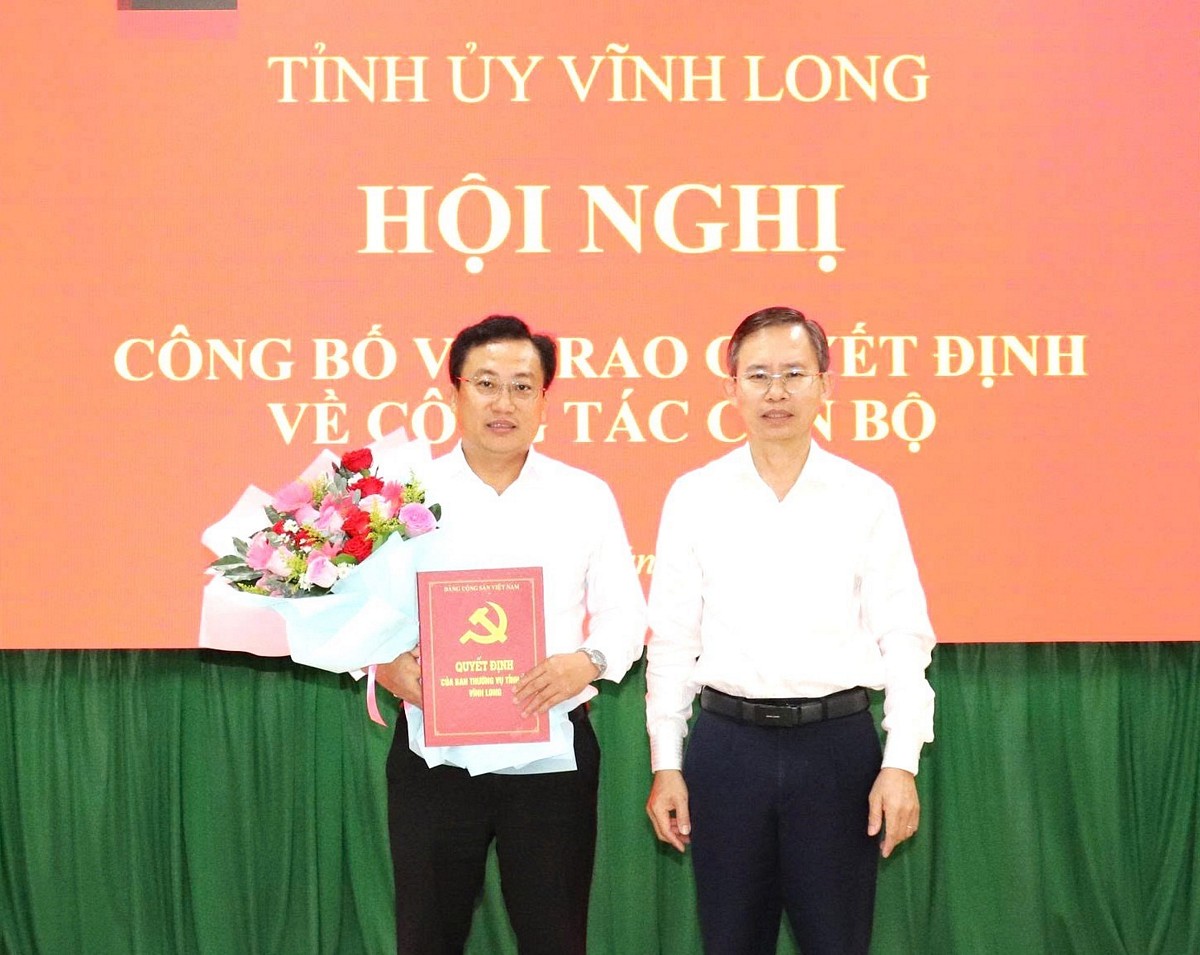 Đồng chí Nguyễn Văn Hiếu trao quyết định cho đồng chí Võ Văn Phú.