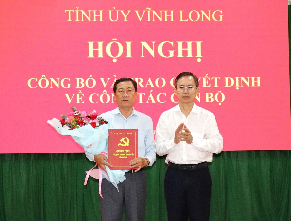 Đồng chí Nguyễn Văn Hiếu trao quyết định cho đồng chí Võ Thanh Bình.