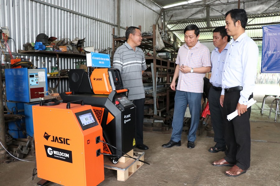 Đại biểu tham quan nghiệm thu đề án tại hộ kinh doanh Võ Văn Việt (bên trái). Ảnh: MỸ NHÂN