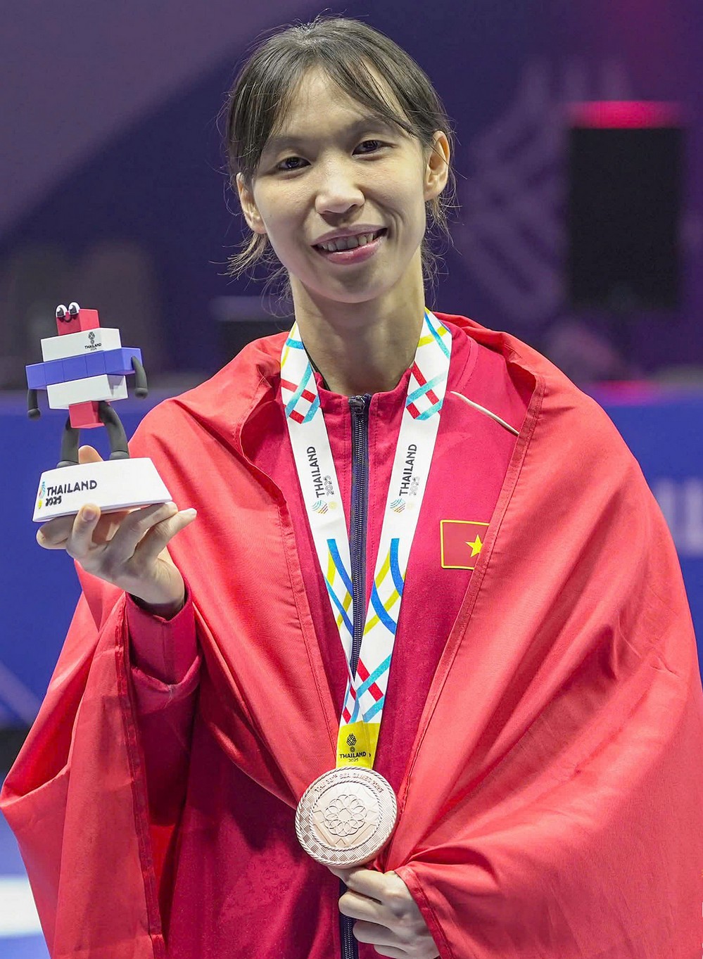 Võ sĩ Trương Thị Kim Tuyền với chiếc HCĐ hạng cân 49kg nữ môn Taekwondo. Ảnh: NVCC