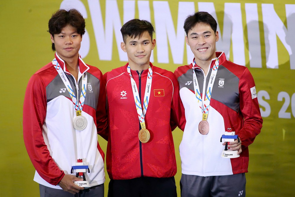 Phạm Thanh Bảo (giữa) trên bục nhận HCV nội dung bơi ếch 200m nam.