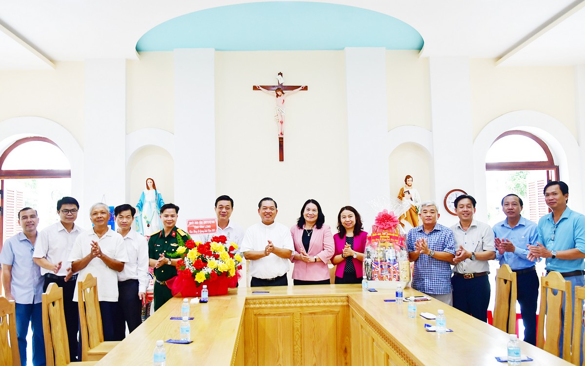 Đoàn công tác UBND tỉnh Vĩnh Long chụp ảnh lưu niệm với họ đạo Công giáo Chà Và.