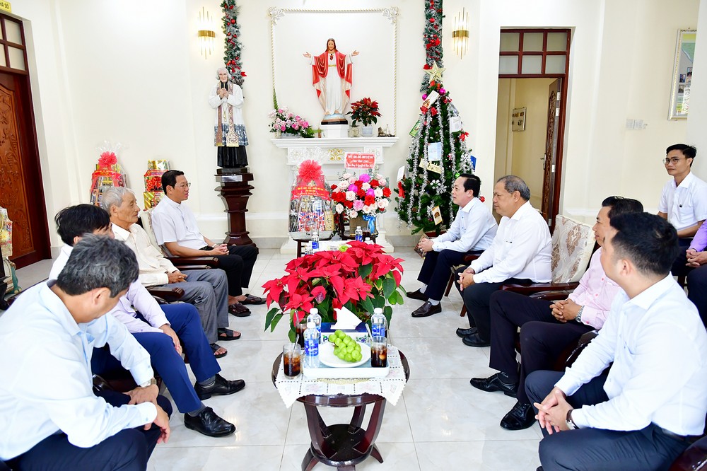 Đoàn công tác của Tỉnh ủy Vĩnh Long đến thăm, chúc mừng Giáng sinh tại họ đạo Trà Vinh.