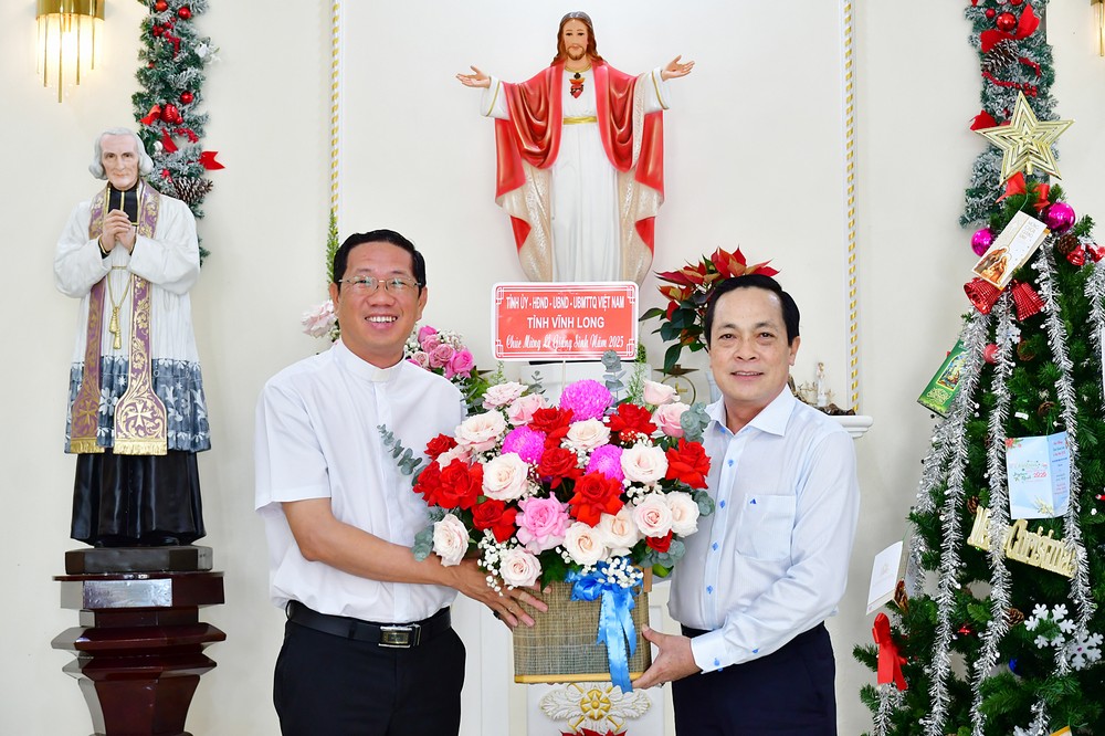 Phó Bí thư Tỉnh ủy- Lâm Minh Đằng tặng hoa chúc mừng Linh mục Nguyễn Thanh Phong- Chánh sở họ đạo Trà Vinh.