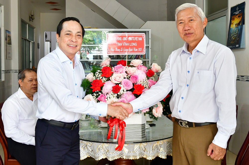 Đồng chí Lâm Minh Đằng- Phó Bí thư Tỉnh ủy thăm hỏi sức khỏe và chúc mừng Giáng sinh Mục sư Tô Văn Minh- Quản nhiệm Chi hội Tin lành Trà Vinh.