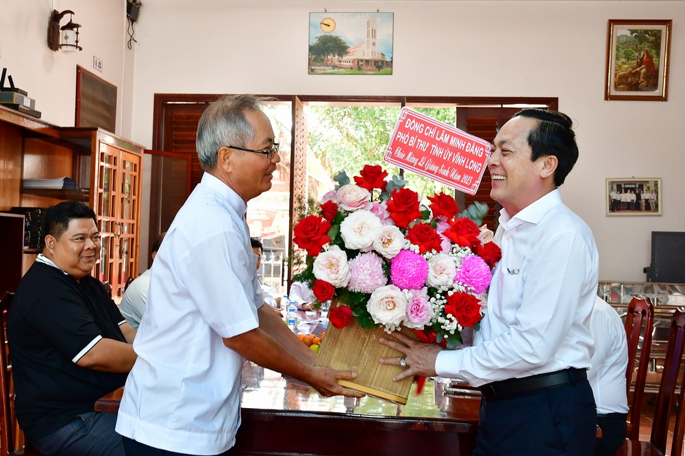 Phó Bí thư Tỉnh ủy- Lâm Minh Đằng tặng hoa chúc mừng Giáng sinh Chánh sở họ đạo Cái Đôi.