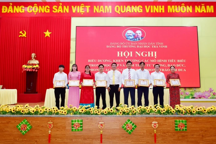 Đảng ủy Trường Đại học Trà Vinh khen thưởng 32 tập thể, cá nhân tiêu biểu