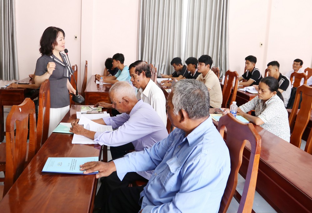 Cô Lê Việt Hà- giảng viên Trường Đại học Văn hóa Hà Nội trình bày nội dung phương thức bảo tồn, phát huy giá trị nghệ thuật trình diễn múa Rô-băm gắn với phát triển du lịch.