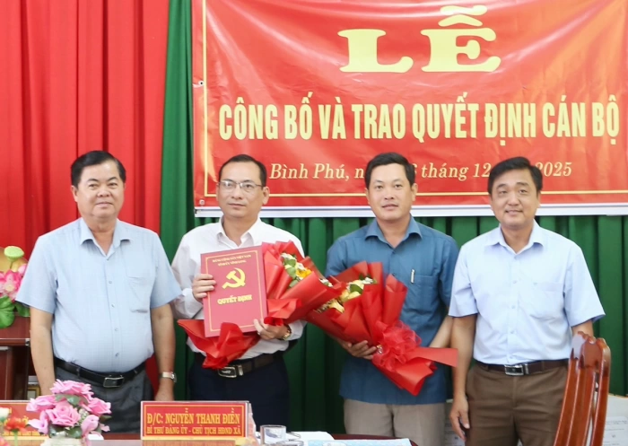 Trao quyết định điều động Chủ nhiệm Ủy ban Kiểm tra Đảng ủy xã Nhị Long và Bình Phú