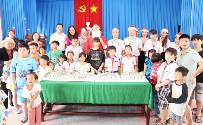 Tặng 100 phần quà cho trẻ em khuyết tật, mồ côi và người dân hoàn cảnh khó khăn