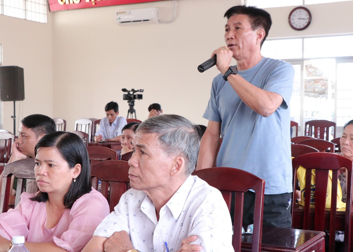 Cử tri Thái Huy Khánh, - Khóm 16 kiến nghị tại buổi tiếp xúc cử tri. Ảnh SƠN TUYỀN.