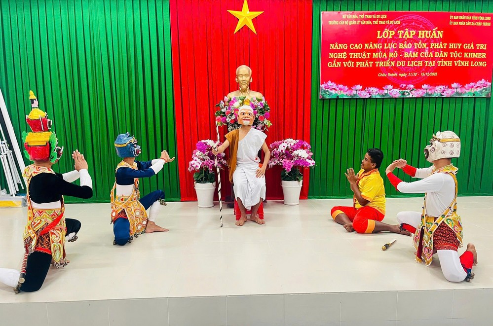 Học viên biễu diễn múa Rô-băm tại lớp tập huấn.