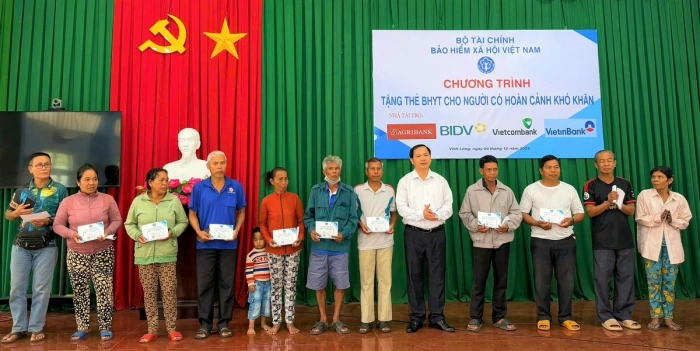 Tặng 100 thẻ bảo hiểm y tế cho người có hoàn cảnh khó khăn    