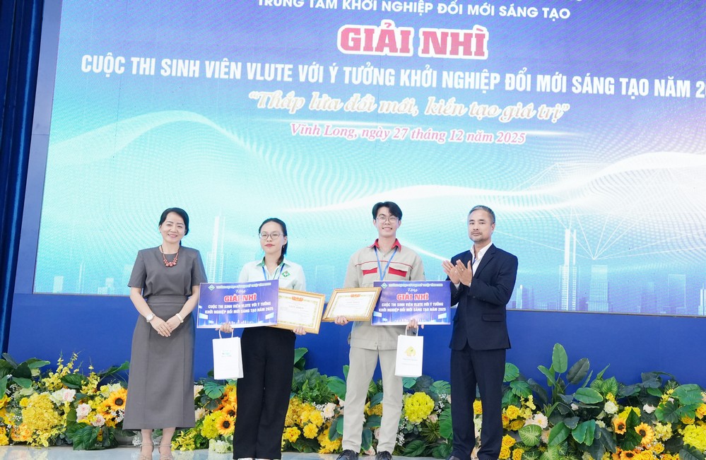 Ban tổ chức trao giải nhì cho 2 dự án.