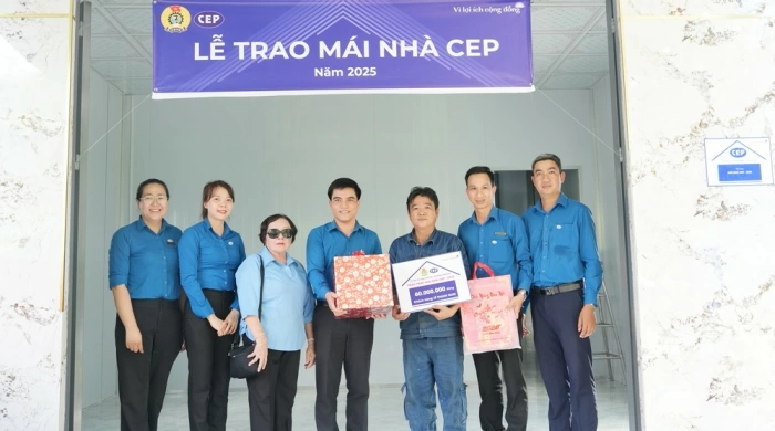 Trao nhà CEP hỗ trợ gia đình khó khăn về ở tại phường Tân Ngãi