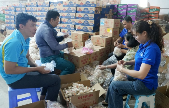 Tân Long Hội chuyển hàng cứu trợ đến đồng bào miền Trung