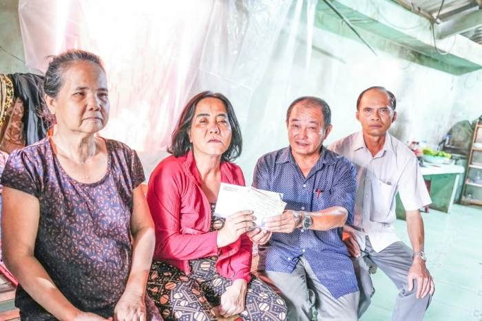 Trao tiền bạn đọc ủng hộ chị Nguyễn Thị Bé Hai