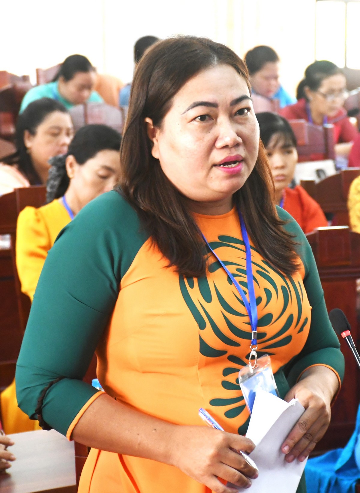 Bà Nguyễn Thị Lan Phương- Chủ tịch Hội LHPN phường Sơn Đông thống nhất dự thảo văn kiện Đại hội.