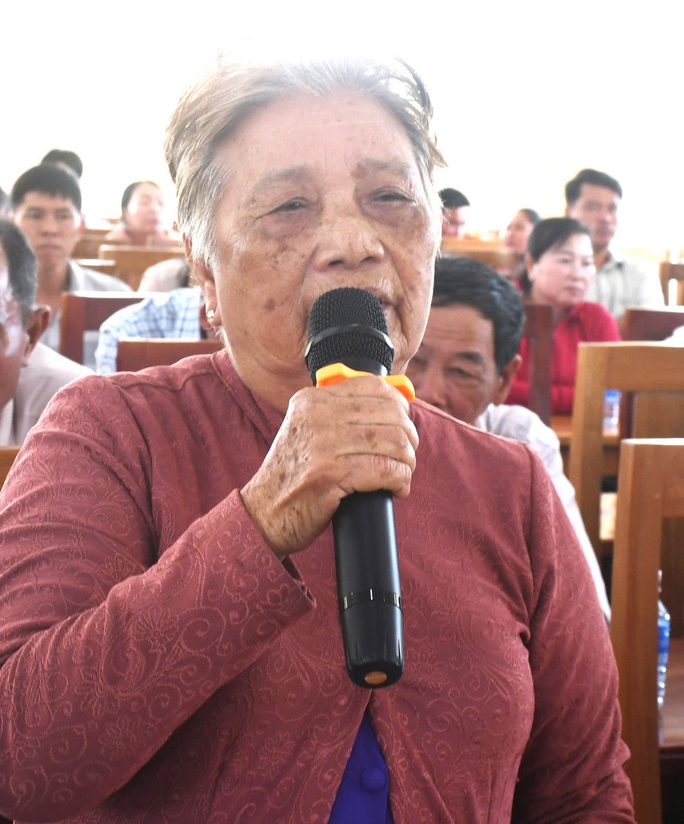 Cử tri xã Thạnh Hải trình bày kiến nghị.