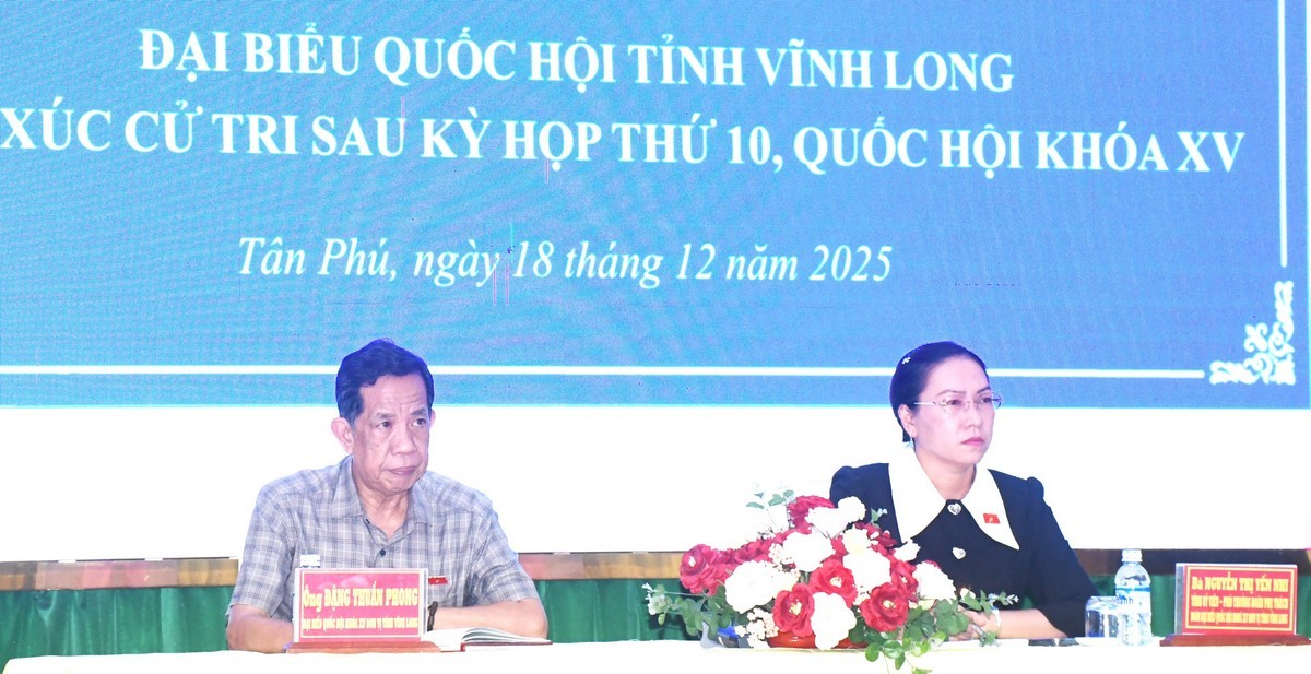 ĐBQH tiếp xúc cử tri xã Tân Phú. Ảnh: CẨM TRÚC