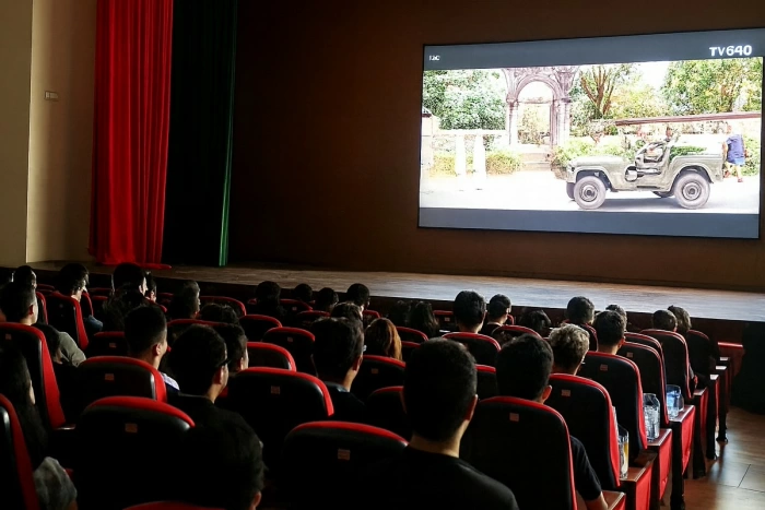 Sinh viên Trường ĐH Xây dựng Miền Tây tham gia chương trình giao lưu và chiếu phim “Mưa đỏ”