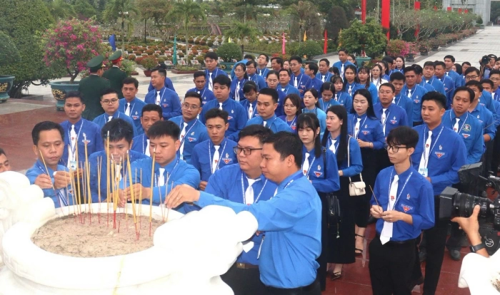 Đoàn đại biểu dự Đại hội đại biểu Đoàn TNCS Hồ Chí Minh tỉnh Vĩnh Long viếng các Anh hùng liệt sĩ