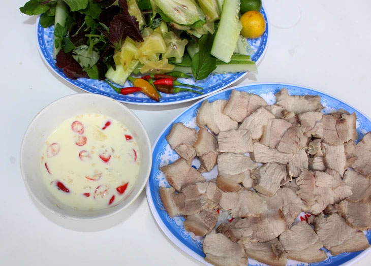 Thịt heo luộc chấm mắm cá dảnh thơm ngon, quyến rũ - Ảnh: NVCC