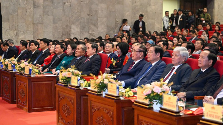 Các đồng chí lãnh đạo, nguyên lãnh đạo Đảng, Nhà nước dự Lễ trao Giải Diên Hồng lần thứ tư. (Ảnh: THỦY NGUYÊN)
