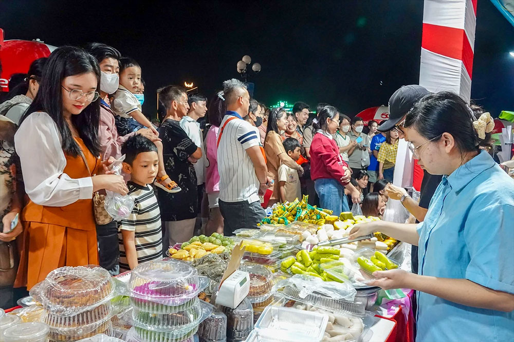 Du khách trải nghiệm bánh dân gian Nam Bộ. Ảnh: DUY KHÔI