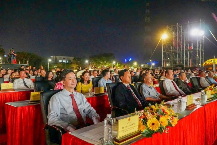 Rực rỡ đêm khai hội Văn hóa Sông nước Cần Thơ