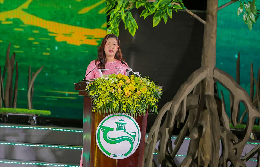 Bà Nguyễn Thị Ngọc Điệp, Phó Chủ tịch UBND TP Cần Thơ, phát biểu khai mạc lễ hội. Ảnh: LÝ ANH LAM