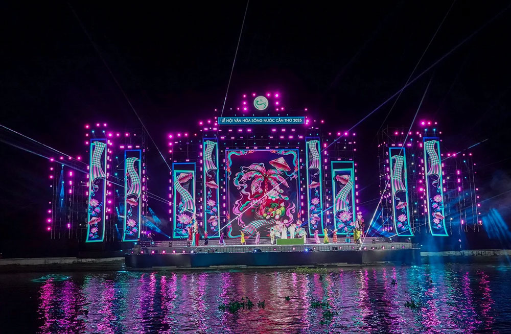 Sân khấu hoành tráng, đậm chất truyền thống. Ảnh: DUY KHÔI