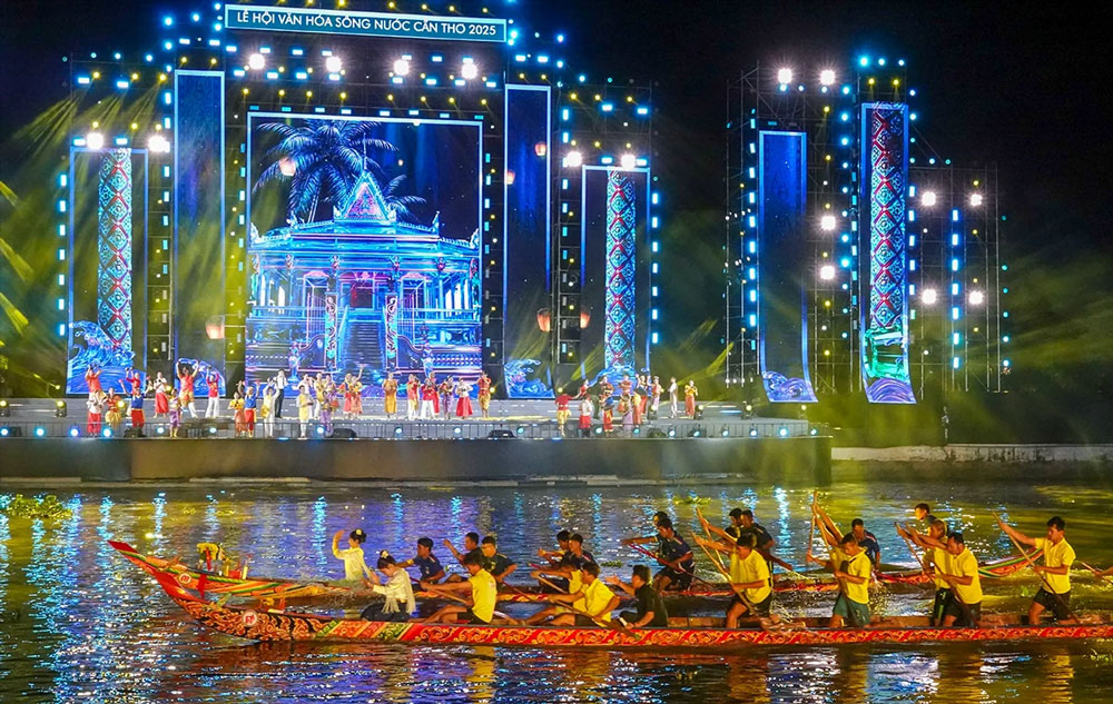 Thực cảnh tái hiện đua ghe Ngo. Ảnh: DUY KHÔI