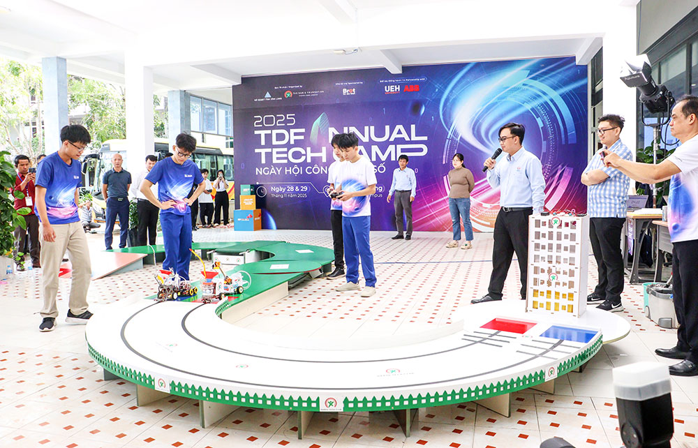 Học sinh các trường THPT thi đấu robotics tại Ngày hội Công nghệ số 2025, với các mô hình robot tự hành do chính các em thiết kế và lập trình.