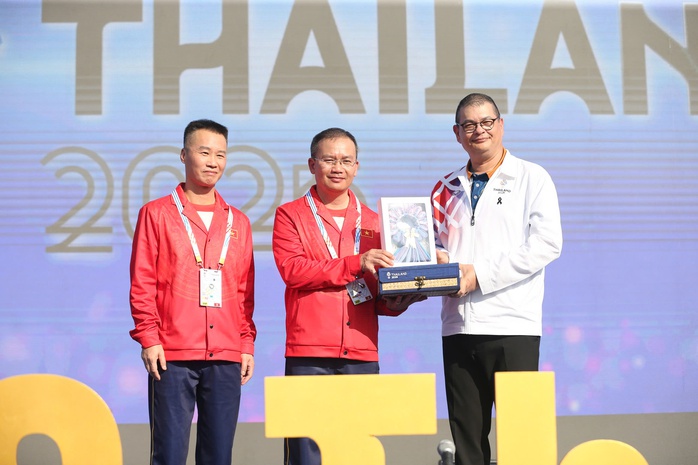 Ban tổ chức tặng quà lưu niệm đoàn TTVN tham dự SEA Games 33

