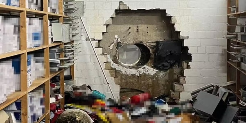 Các nghi phạm đã khoan xuyên qua tường để đột nhập vào phòng chứa két sắt - Ảnh: Cảnh sát Đức