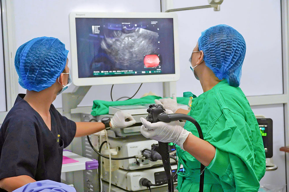 Ê kíp can thiệp đang thực hiện nội soi siêu âm.