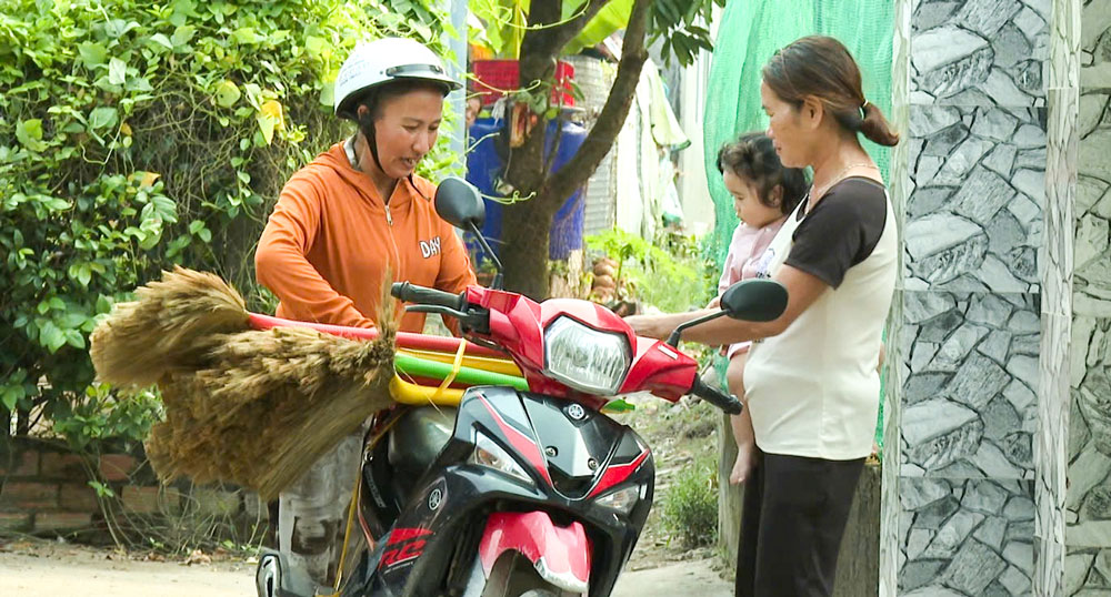 Chị Lê Cẩm Hường nhận trách nhiệm tạo “đầu ra” cho tổ bó chổi.