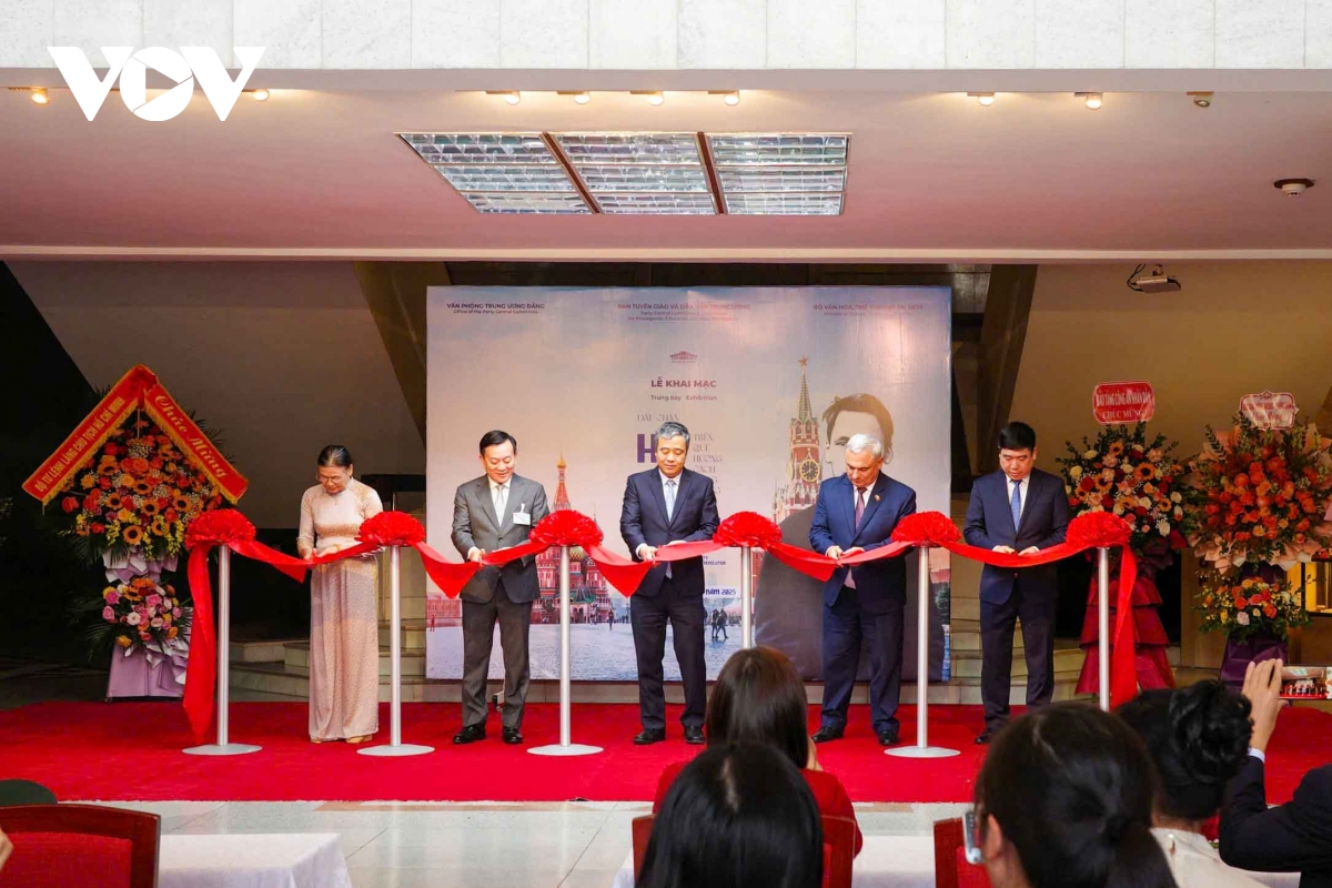 Các đại biểu cắt băng khai mạc trưng bày chuyên đề “Dấu chân Hồ Chí Minh trên quê hương Cách mạng Tháng Mười” tại Bảo tàng Hồ Chí Minh.
