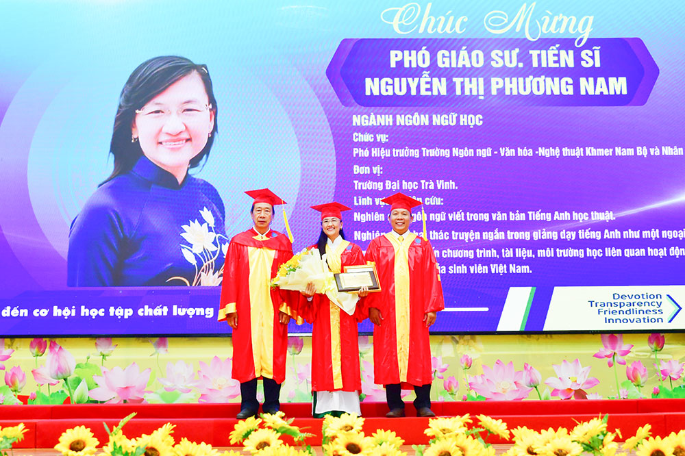 Lãnh đạo Trường ĐHTV trao quyết định bổ nhiệm và tặng hoa chúc mừng tân PGS Nguyễn Thị Phương Nam (ngành Ngôn ngữ học).