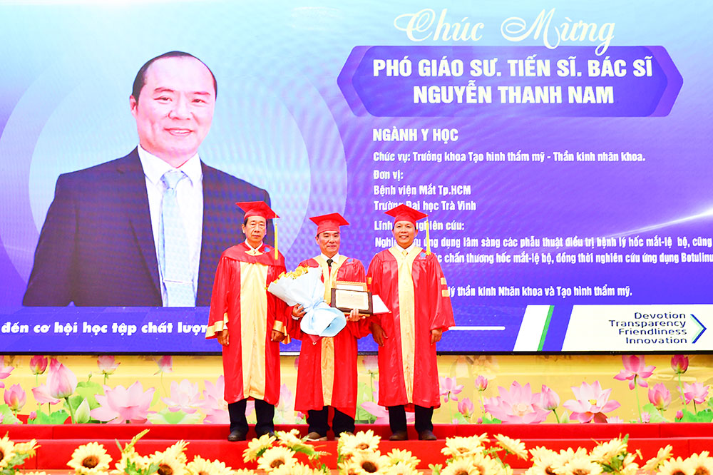 Lãnh đạo Trường ĐHTV trao quyết định bổ nhiệm và tặng hoa chúc mừng tân PGS. Nguyễn Thanh Nam (ngành Y học).