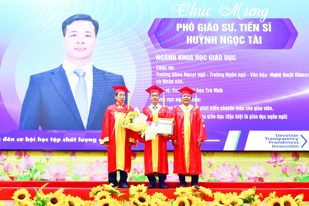 Lãnh đạo Trường ĐHTV trao quyết định bổ nhiệm và tặng hoa chúc mừng tân PGS. Huỳnh Ngọc Tài (ngành Khoa học giáo dục).