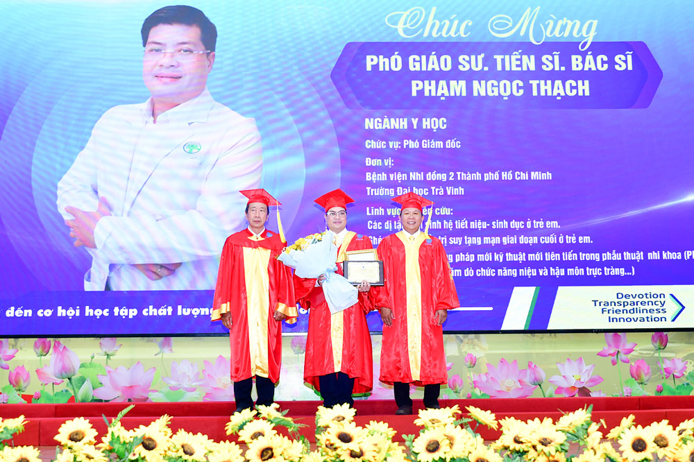 Lãnh đạo Trường ĐHTV trao quyết định bổ nhiệm và tặng hoa chúc mừng tân PGS Phạm Ngọc Thạch (ngành Y học).