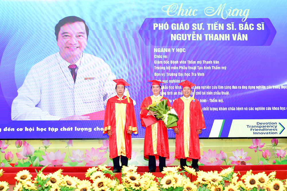 Lãnh đạo Trường ĐHTV trao quyết định bổ nhiệm và tặng hoa chúc mừng tân PGS. Nguyễn Thanh Vân (ngành Y học).