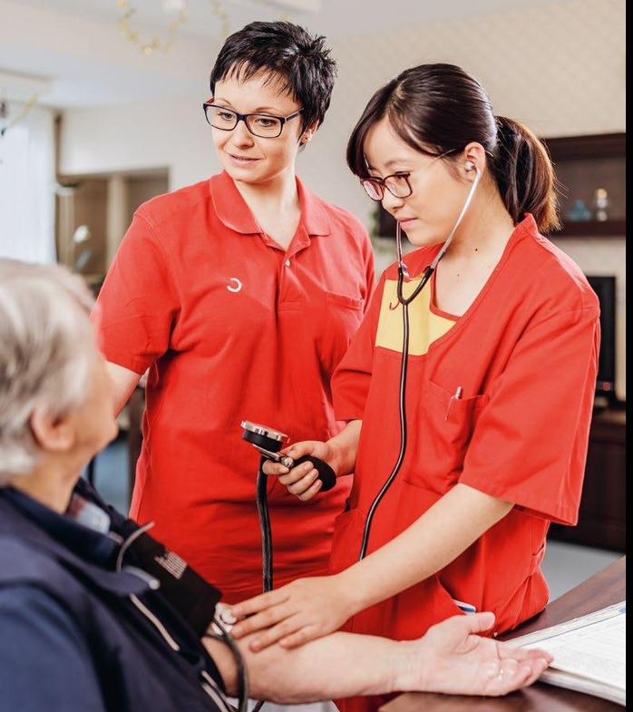 Những lao động có thành tích xuất sắc trong quá trình làm việc tại Đức sẽ có cơ hội tham gia khóa đào tạo 12 tháng trở thành điều dưỡng viên, với mức lương 4.078,14 Euro/tháng (khoảng 125 triệu đồng).